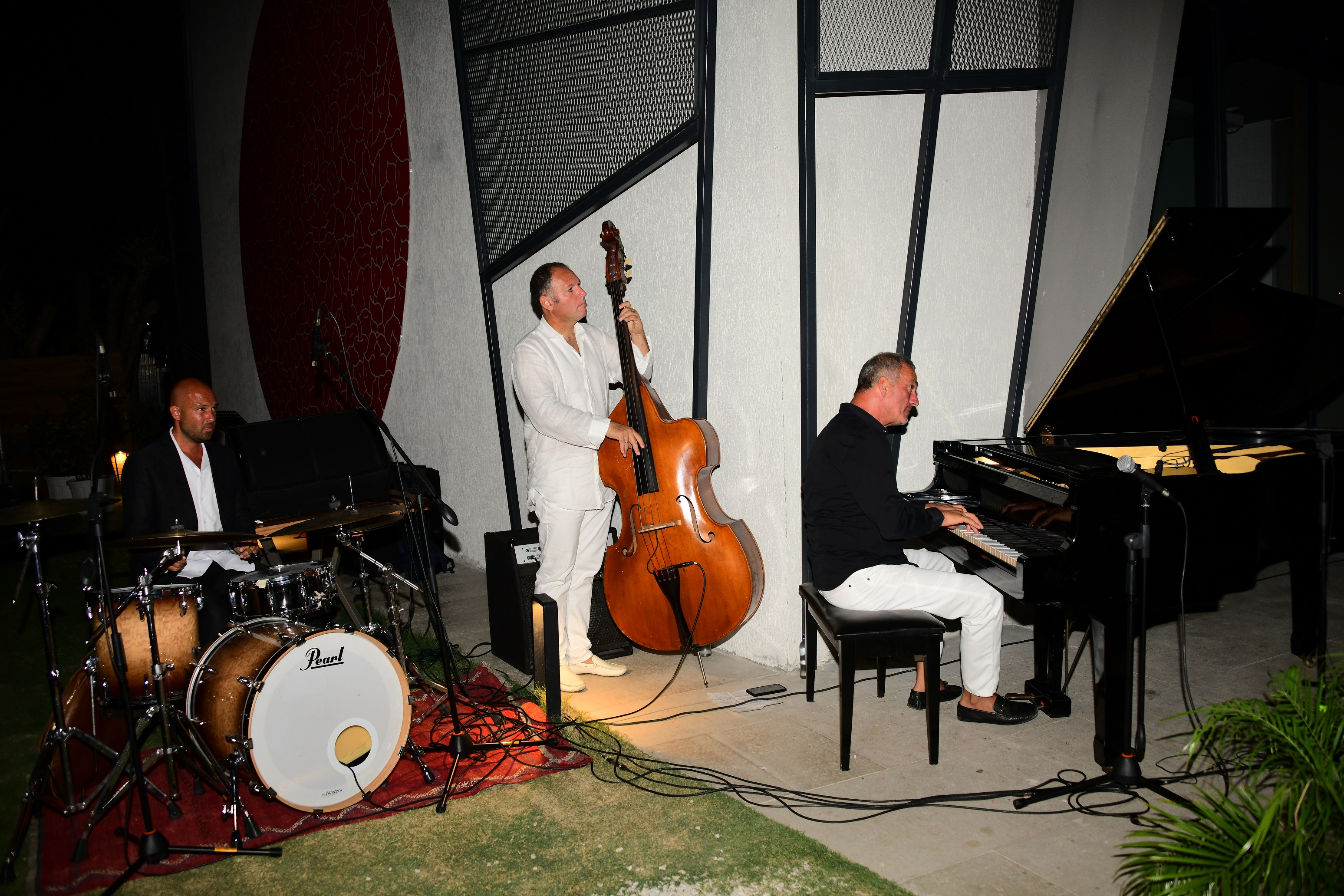Kerem Görsev Trio misafirleri büyüledi.