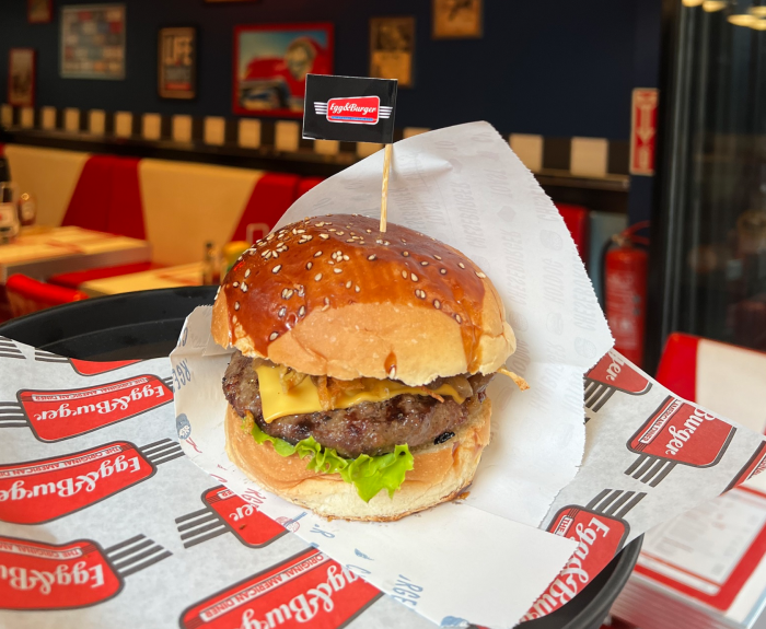 Egg&Burger, Cihangir’deki mekanıyla burger severlerin damak tadını ikiye katlıyor.