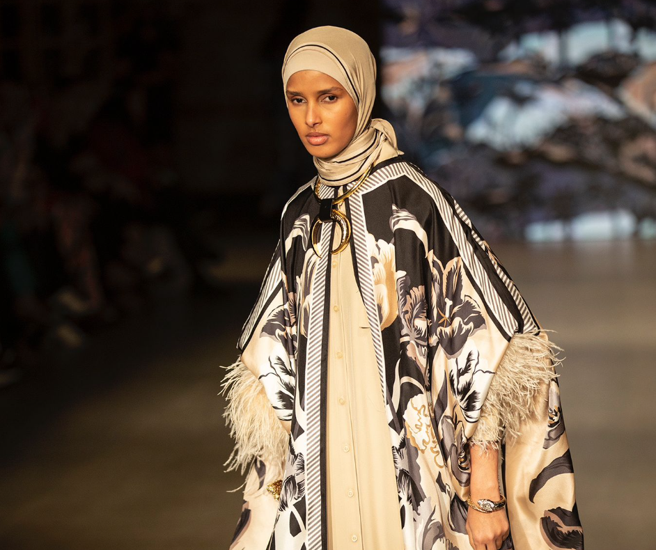 Ünlü model Rawdah Fashion Week'de izleyicileri büyüledi